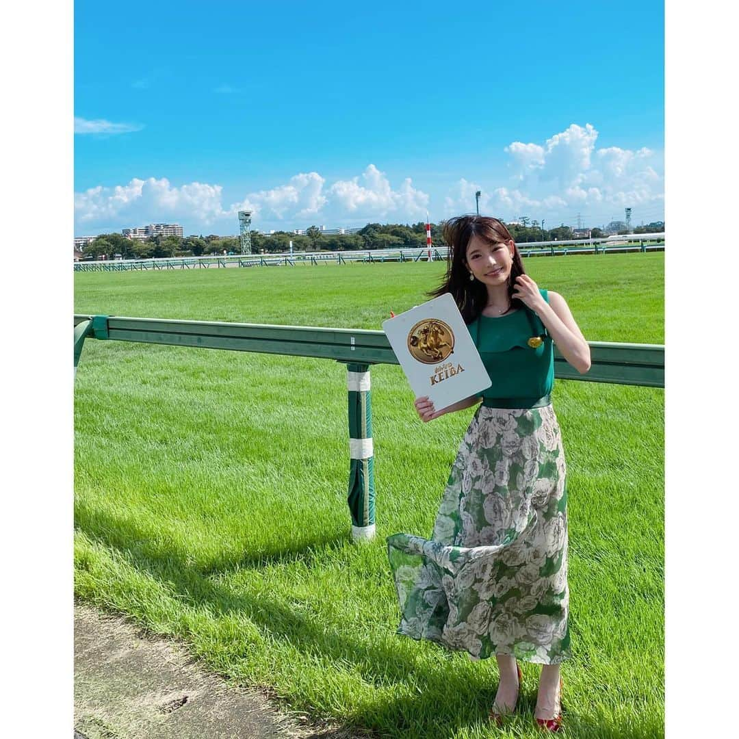 竹俣紅のインスタグラム：「☀️ きょうから秋競馬。 『みんなのKEIBA』をみてくださったみなさん、ありがとうございました！ 1枚目は、中山芝1600mのスタート地点。 きょうの中山は、新潟に負けないくらいの日差しと蒸し暑さでした💦 ⁡ きょうの阪神のGⅡセントウルSは ◯アグリと◎スマートクラージュが2着3着に来てくれたのですが、 中山のGⅢ 京成杯AHの予想YouTubeは、 ことごとく当たりませんでしたね〜😭 ⁡ 秋競馬は、夏とはアプローチを変えた方がいいのでしょうかね… めげずにがんばります！ ⁡ ⁡ ⁡ #みんなのKEIBA #中山競馬場」