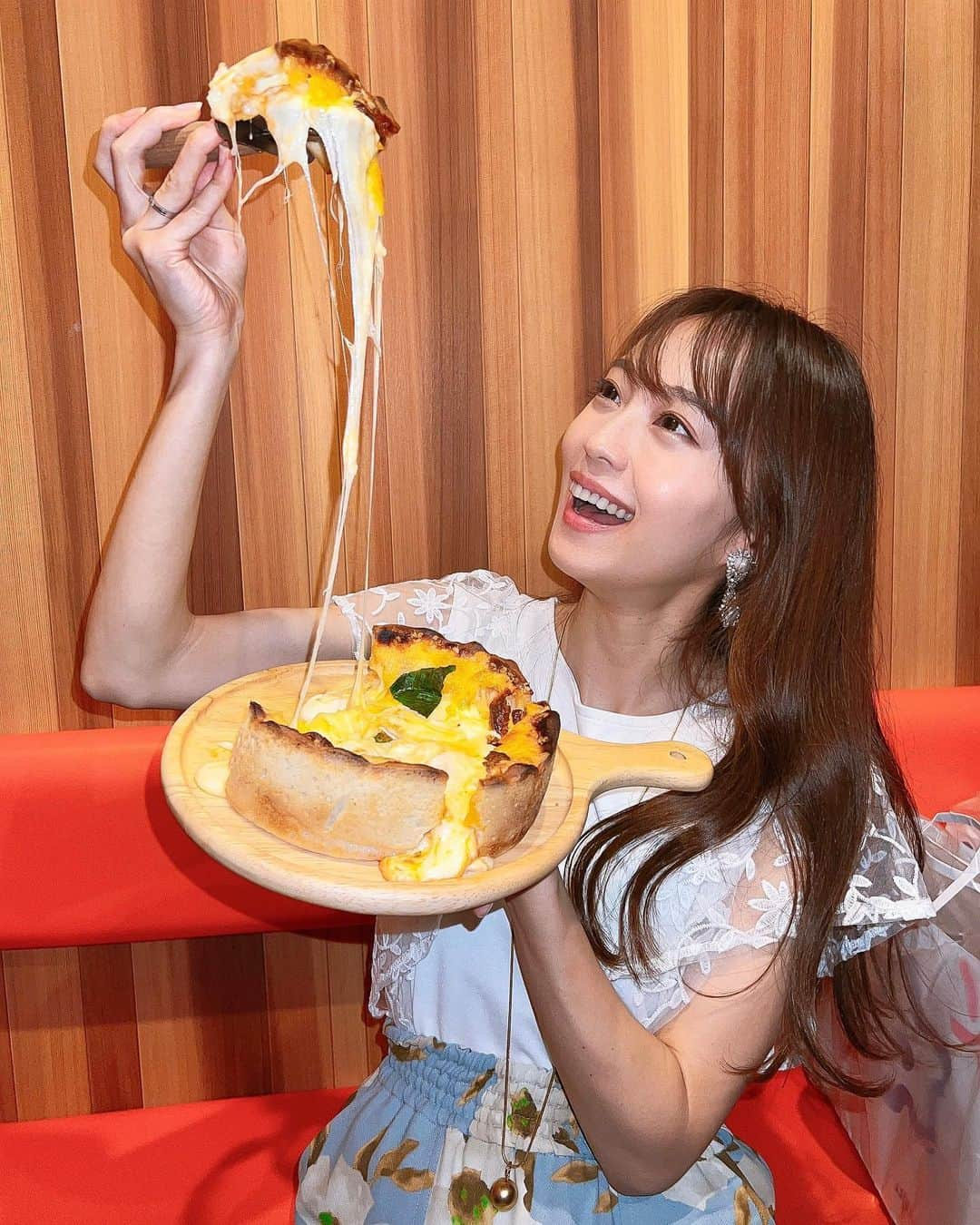 みき みーやんさんのインスタグラム写真 - (みき みーやんInstagram)「チーズの大洪水🧀🤣 . 三ノ宮駅から徒歩2分くらいの所にある イタリアン✖️チーズバル @mozzarella0401 🧀 . いろんなチーズを使ったお料理が食べられて チーズ好きにはたまらない🤣💕 . いろいろ食べたけど個人的にはブッラータチーズのカプレーゼと マルゲリータのシカゴピザの チーズ天国に感激した🤤🧀 . . 店内はカーテンで仕切られた個室になっていて 周りが気にならないのもよかったなー♡ . 雰囲気的にデートっていうよりは 女子会とかなんかの集まりとかにおすすめ😍💕 . #三宮居酒屋 #三宮グルメ #三宮ランチ#三宮韓国料理 #三ノ宮ディナー #三ノ宮カフェ巡り #三宮駅#韓国料理 #三ノ宮ディナー#三ノ宮ネオン #神戸三宮#チーズ料理#チーズ好き#モッツァレラ#cheese#pr#japanesegirl#kobe #神戸デート #三宮デート #神戸観光 #チーズ大好き」9月10日 19時53分 - mi_yan0101