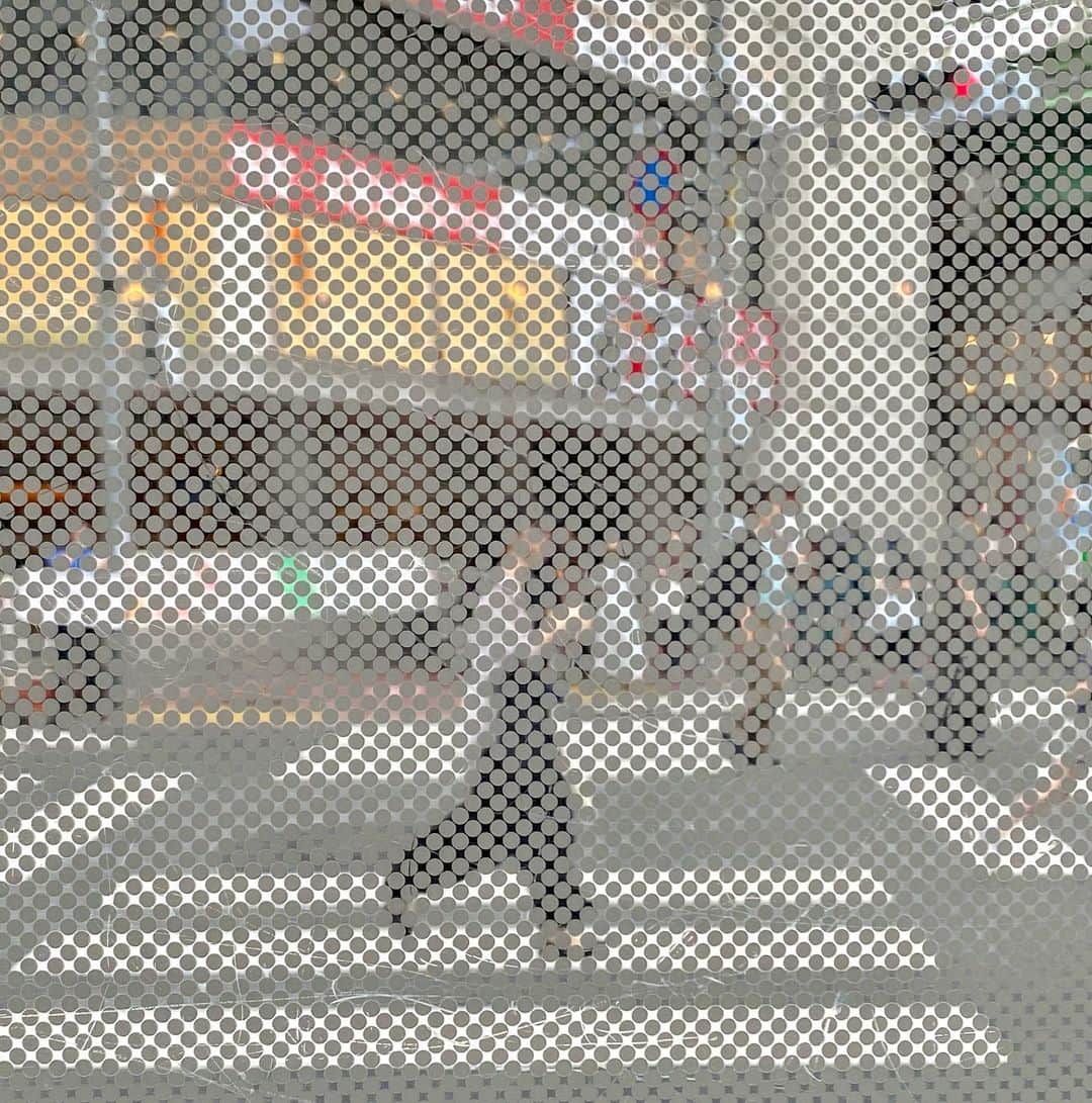 江口寿史のインスタグラム：「西荻、昨日。 サイン会の前にコーヒー飲んだ店のウインドウがドットになってて、街が白網点のスクリーントーン貼ったみたいに見えた。」