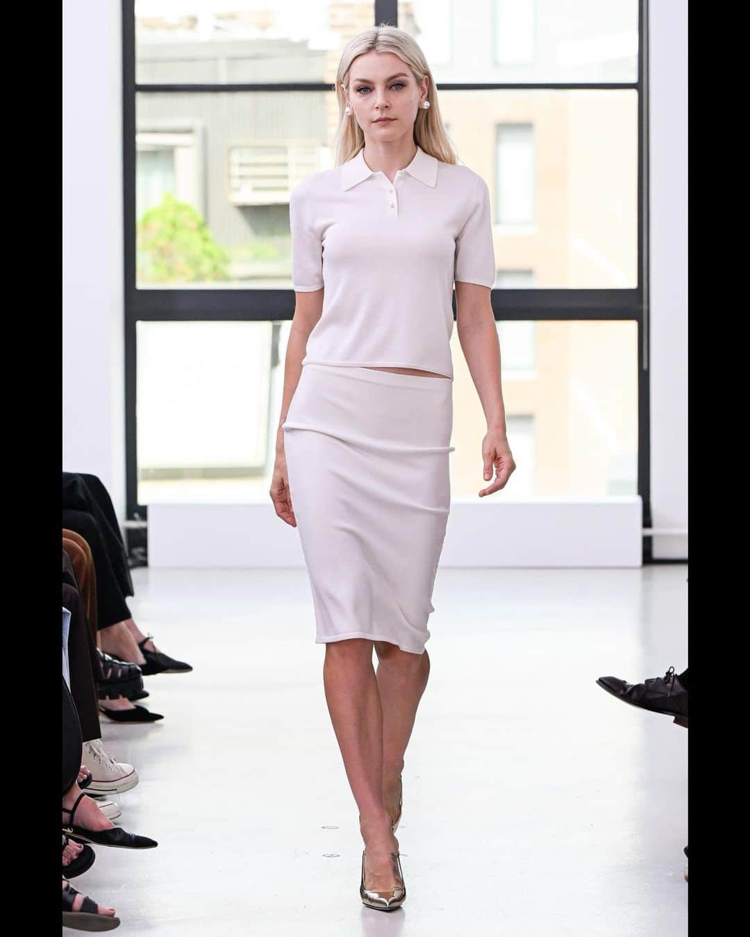ジェシカ・スタムのインスタグラム：「Theory 🤍🩶 spring / summer 2024 #NYFW」