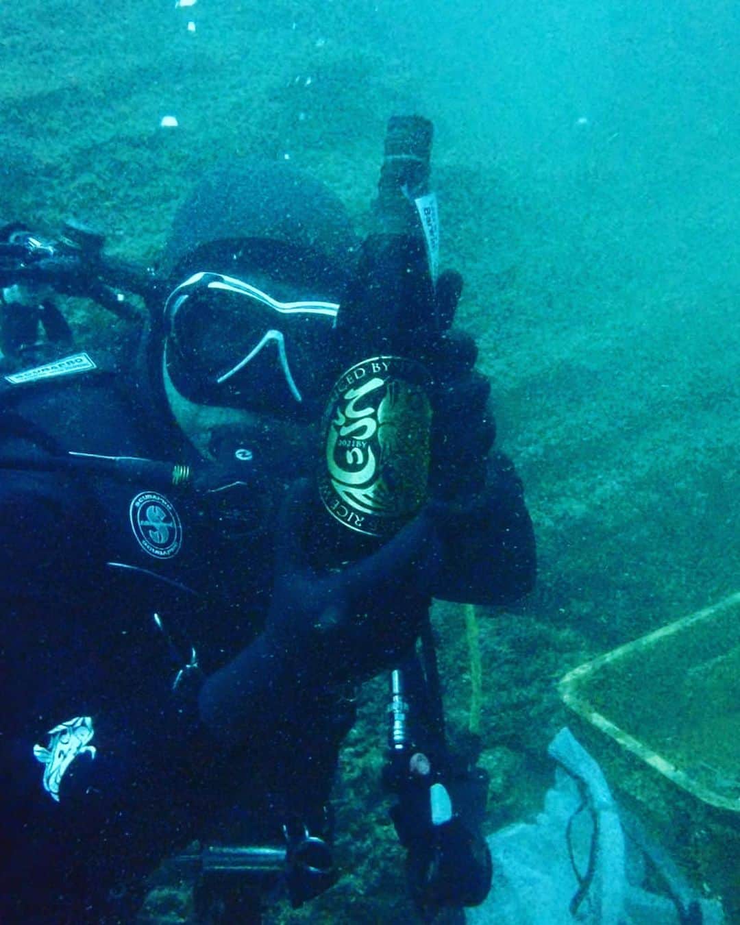 宮田麺児さんのインスタグラム写真 - (宮田麺児Instagram)「海底貯蔵していた 日本酒　引き上げ完了！！ ありがとうございます  あぁ　飲みたい！ #海底#海洋#海#貯蔵#熟成#日本酒」9月10日 19時58分 - miyatamenji