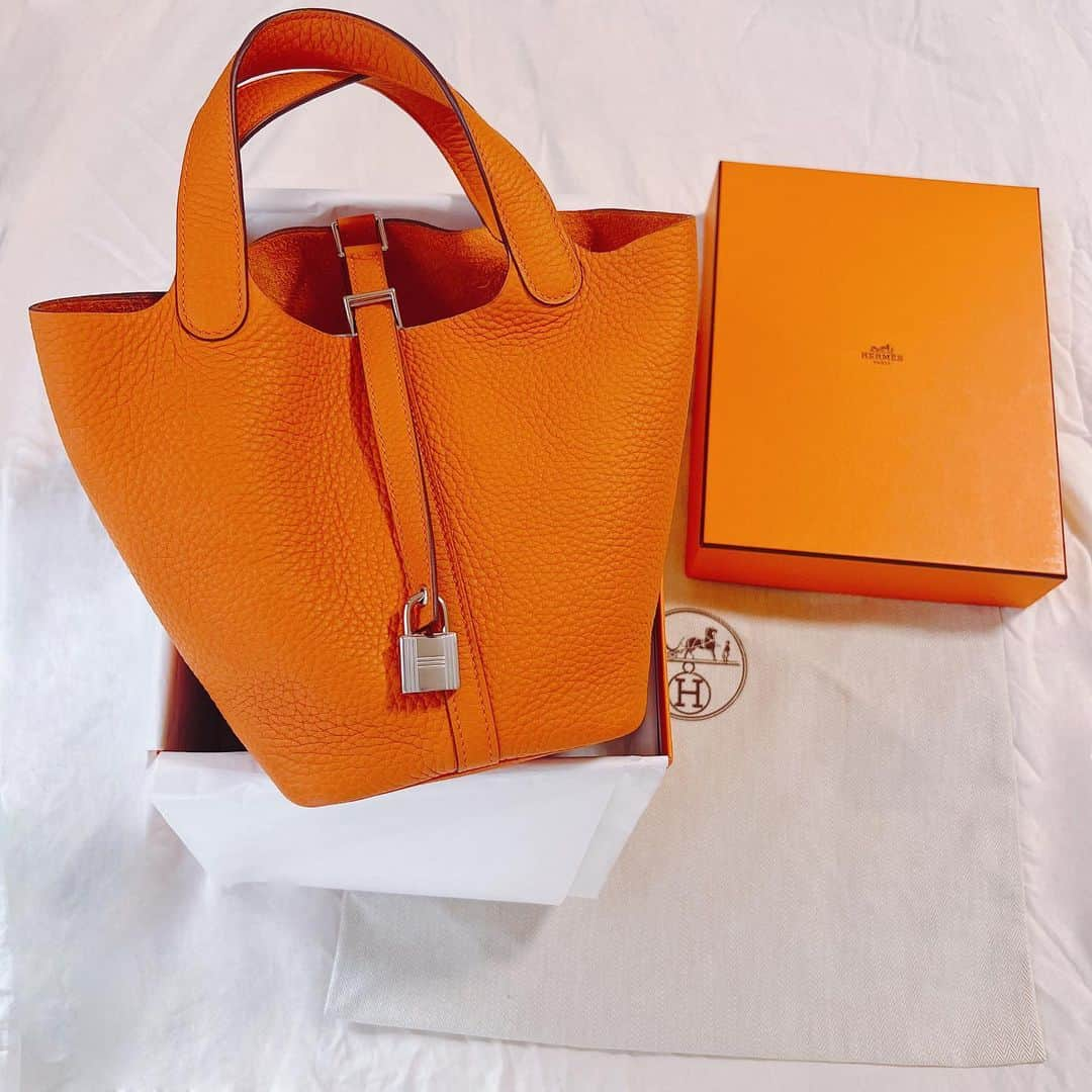 RIKAのインスタグラム：「. . . オレンジ🍊可愛い🧡🧡🧡 自分へのご褒美🍊 . . #hermes#hermesbag #hermès#picotin#picotinlock #エルメス#ピコタン#ピコタンロックpm#🧡」