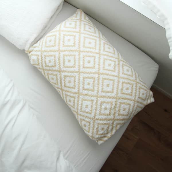 キナリノさんのインスタグラム写真 - (キナリノInstagram)「枕カバーではじめるスキンケア🌿  －－－－－－－－－  今日（9月10日）は寝具の日🛏 ということで、キナリノモールから おすすめの枕カバーをご紹介します＊  1日の3分の1もの時間、 肌が触れ続けている枕カバー。 よく考えると、肌のために実はかなり大切な存在。  今治で生まれたCUOLの枕カバーは、 タオルではじめるスキンケアと同じ コットン糸を使用し、 寝返り時の摩擦による肌ダメージを抑制します◎  触れてみると、ふわっふわな肌触り🤲🏻✨ この心地よさに触れながら眠りにつけるなんて 肌への配慮だけでなく、 気持ちの良い睡眠のサポートにもなりそう🌃  臭いなどの衛生面も気になるところですが、 永続的な抗菌・防臭加工により 肌トラブルの原因となる皮脂付着や 髪の水分による細菌増加を純銀糸の効果で防止。 清潔な環境をキープします。  伸縮性のある筒状カバーだから、 普段使っている枕を通すだけ👌🏻  季節の変わり目で肌トラブルも起きやすい時なので、 是非お試し頂けたらと思います😴  －－－－－－－－－  CUOL｜枕カバーではじめるスキンケア https://kinarino-mall.jp/item-68653  －－－－－－－－－  ▶画像をタップすると詳細情報をご覧いただけます。  ▶プロフィールの「インスタ掲載」ボタンから、ご紹介 商品をまとめてご覧いただけます。→@kinarino_official  ▶キナリノアプリでも販売中！ 「お買いもの」→「インスタグラム掲載アイテム」 　 ※ダウンロードはプロフィールリンクから→ @kinarino_official  #キナリノモール #キナリノ #丁寧な暮らし #暮らし #ピローケース #枕カバー #タオル #質の良い睡眠 #睡眠 #枕 #枕の臭い対策 #よく眠るには #おすすめ枕カバー #おすすめ枕 #KOZLIFE #CUOL #pillow #gift #simple #instagood」9月10日 20時00分 - kinarino_official