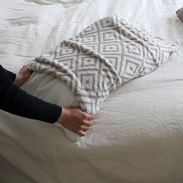 キナリノさんのインスタグラム写真 - (キナリノInstagram)「枕カバーではじめるスキンケア🌿  －－－－－－－－－  今日（9月10日）は寝具の日🛏 ということで、キナリノモールから おすすめの枕カバーをご紹介します＊  1日の3分の1もの時間、 肌が触れ続けている枕カバー。 よく考えると、肌のために実はかなり大切な存在。  今治で生まれたCUOLの枕カバーは、 タオルではじめるスキンケアと同じ コットン糸を使用し、 寝返り時の摩擦による肌ダメージを抑制します◎  触れてみると、ふわっふわな肌触り🤲🏻✨ この心地よさに触れながら眠りにつけるなんて 肌への配慮だけでなく、 気持ちの良い睡眠のサポートにもなりそう🌃  臭いなどの衛生面も気になるところですが、 永続的な抗菌・防臭加工により 肌トラブルの原因となる皮脂付着や 髪の水分による細菌増加を純銀糸の効果で防止。 清潔な環境をキープします。  伸縮性のある筒状カバーだから、 普段使っている枕を通すだけ👌🏻  季節の変わり目で肌トラブルも起きやすい時なので、 是非お試し頂けたらと思います😴  －－－－－－－－－  CUOL｜枕カバーではじめるスキンケア https://kinarino-mall.jp/item-68653  －－－－－－－－－  ▶画像をタップすると詳細情報をご覧いただけます。  ▶プロフィールの「インスタ掲載」ボタンから、ご紹介 商品をまとめてご覧いただけます。→@kinarino_official  ▶キナリノアプリでも販売中！ 「お買いもの」→「インスタグラム掲載アイテム」 　 ※ダウンロードはプロフィールリンクから→ @kinarino_official  #キナリノモール #キナリノ #丁寧な暮らし #暮らし #ピローケース #枕カバー #タオル #質の良い睡眠 #睡眠 #枕 #枕の臭い対策 #よく眠るには #おすすめ枕カバー #おすすめ枕 #KOZLIFE #CUOL #pillow #gift #simple #instagood」9月10日 20時00分 - kinarino_official