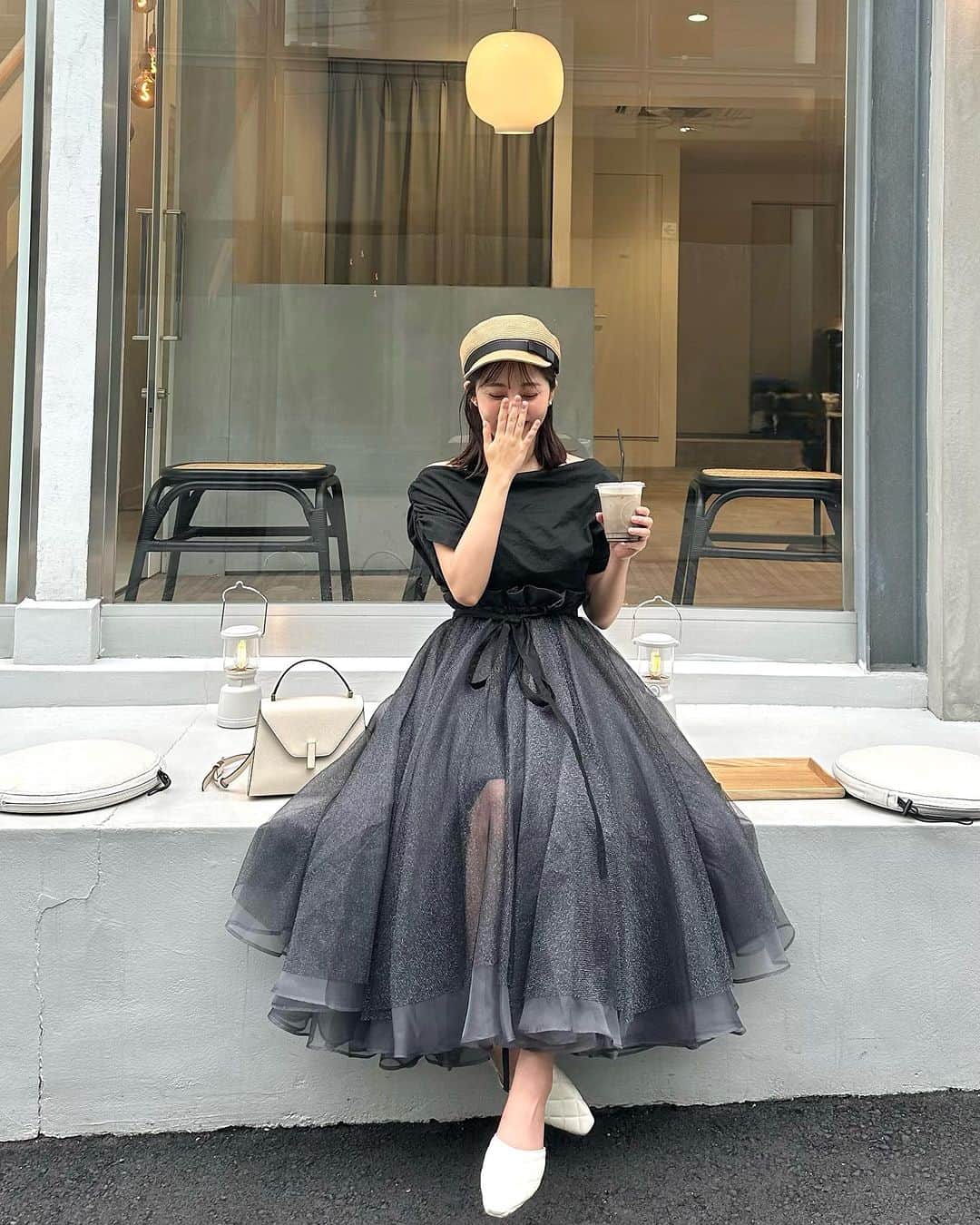 横田亜美さんのインスタグラム写真 - (横田亜美Instagram)「🖤🤍🩶 . @j1u_by_labelleetude の チュールスカート ボリュームすごくてふわっふわ🪽 . . #表参道 #原宿 #原宿カフェ #表参道カフェ #明治神宮前 #明治神宮前カフェ #表参道カフェ #表参道ランチ #原宿ランチ #全身コーデ #30代ファッション #30代 #158cm #158cmコーデ #J1Ubylabelleetude #J1U #ca4la #valextra」9月10日 20時00分 - amimi0218
