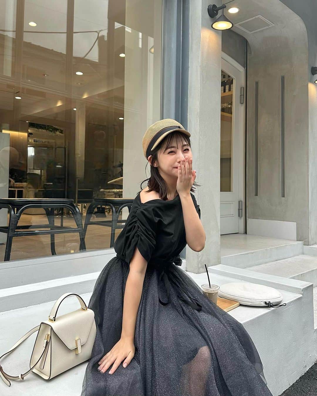 横田亜美さんのインスタグラム写真 - (横田亜美Instagram)「🖤🤍🩶 . @j1u_by_labelleetude の チュールスカート ボリュームすごくてふわっふわ🪽 . . #表参道 #原宿 #原宿カフェ #表参道カフェ #明治神宮前 #明治神宮前カフェ #表参道カフェ #表参道ランチ #原宿ランチ #全身コーデ #30代ファッション #30代 #158cm #158cmコーデ #J1Ubylabelleetude #J1U #ca4la #valextra」9月10日 20時00分 - amimi0218