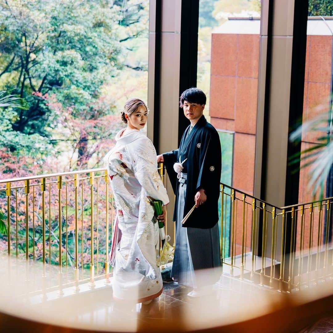 ホテル椿山荘東京ウエディングのインスタグラム：「❤  和装も映える✨大理石階段 ……………………………………… 大理石階段の深緑色が、 白無垢の輝きを引き立ててくれます♪  庭園をバックにしたお写真もすてきですが、 「洋」の空間の中での和装も とても味わいがあります✨  TOKYO RESORT WEDDING 東京には、ひとを祝福する森がある。  ----------------------------------------------- @hotelchinzansotokyo_wedding のアカウントを タグづけ＆ #椿山荘花嫁 にてご投稿いただいた方より ステキなお写真✨をご紹介させていただきます。 皆さまのご投稿をお待ちしております ------------------------------------------------  #ホテル椿山荘東京ウエディング #ホテル椿山荘東京 #椿山荘結婚式 #東京リゾート #東京リゾートウエディング #tokyoresortwedding #東京花嫁 #関東花嫁 #花嫁ショット  #ウェディングレポ  #ホテルウエディング #結婚式準備  #結婚式場探し #式場見学  #卒花嫁 #2023花嫁 #大人花嫁  #神前式 #和婚 #和装 #白無垢 #和装前撮り #和装結婚式 #和装婚  #前撮り #フォトウエディング #プレフォト #ウェディングフォト  #和装ヘア」