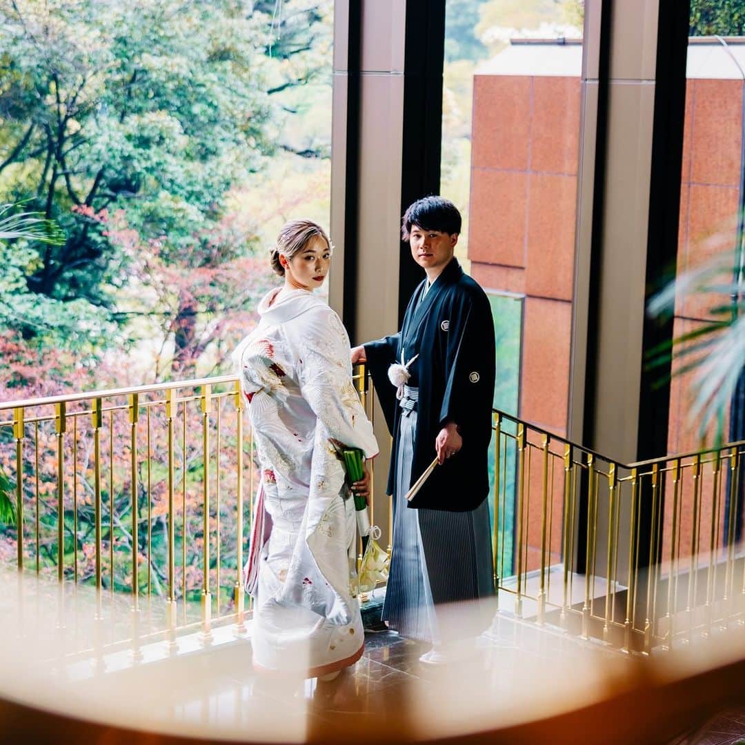 のインスタグラム：「❤  和装も映える✨大理石階段 ……………………………………… 大理石階段の深緑色が、 白無垢の輝きを引き立ててくれます♪  庭園をバックにしたお写真もすてきですが、 「洋」の空間の中での和装も とても味わいがあります✨  TOKYO RESORT WEDDING 東京には、ひとを祝福する森がある。  ----------------------------------------------- @hotelchinzansotokyo_wedding のアカウントを タグづけ＆ #椿山荘花嫁 にてご投稿いただいた方より ステキなお写真✨をご紹介させていただきます。 皆さまのご投稿をお待ちしております ------------------------------------------------  #ホテル椿山荘東京ウエディング #ホテル椿山荘東京 #椿山荘結婚式 #東京リゾート #東京リゾートウエディング #tokyoresortwedding #東京花嫁 #関東花嫁 #花嫁ショット  #ウェディングレポ  #ホテルウエディング #結婚式準備  #結婚式場探し #式場見学  #卒花嫁 #2023花嫁 #大人花嫁  #神前式 #和婚 #和装 #白無垢 #和装前撮り #和装結婚式 #和装婚  #前撮り #フォトウエディング #プレフォト #ウェディングフォト  #和装ヘア」