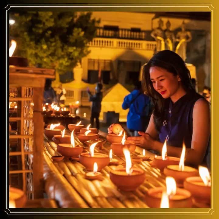 タイ国政府観光庁のインスタグラム：「／ 🪷チェンマイのロイクラトン祭り”イーペン祭り🎆”に行ってみよう！ ＼  タイでは、毎年旧暦12月(現在の10月または11月)の満月の夜、川の恵みへの感謝の気持ちを表し、自らに宿る穢れを濯ぐため、ロウソク、線香、花などで美しく飾られたたくさんのクラトン(灯ろう)を川に流す「ロイクラトン」と呼ばれるお祭りが全国各地で行われます。今年のロイカトン祭りは11月27.28日に開催予定となっています。 チェンマイのロイクラトン祭りは「イーペン祭り」と呼ばれ、ピン川を流れるクラトン(灯ろう)が水上に浮かんだ天の川のように幻想的で美しいお祭りとして有名です💁🏽‍♀  また、市内のターペー門を中心に、象やさまざまな形をしたランタンが門前の広場やお堀をはじめ、街中を華やかに彩ります。北部の習慣では、家の周辺や街の至る所をランタンで飾り付けする習慣があることから、期間中はチェンマイ市街が北部ならではの美しいお祭りの雰囲気に包まれるところも見どころのひとつです🪷  TAT大阪事務所では、事務所にお越し頂いた皆様の願い事をランタンの短冊部分に記入してもらい、今年のイーペン祭りの装飾として、チェンマイのワット・ローク・モーリーにお送りいたします🎋 是非、お願い事を記入して、期間中にチェンマイを訪れてみませんか？ ご自身のランタンにチェンマイで巡り合えるかもしれません。  ★参考になった！と思ったら、あとで見返せるように、 画像右下にある保存ボタン🔖をタップ！  #タイ #チェンマイ #ロイクラトン #イーペン祭り　#タイ文化 #ローカル体験 #チェンマイ観光 #チェンマイライフ #今こそタイへ #こんなタイ知らなかった #もっと知りタイ #はじめてのタイ #タイ旅行 #チェンマイ旅行  #thailand #chiangmai #chiangmaitrip #loiroperolado Krathong #YiPeng #YeePang #thaiculture #thainess #thailandhiddengems #amazingthailand #thailandtravel #thailandtrip #thaistagram #lovethailand #amazingnewchapters」