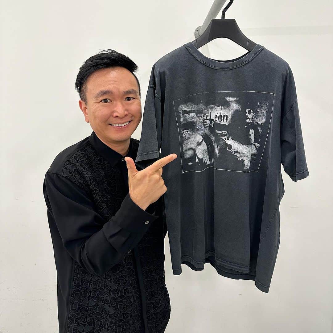 のインスタグラム：「。 新しいLEON Tシャツ　ゲット🔥🔥🔥  めちゃくちゃ気に入ってます😚  LEONは全部買う  ヴィンテージにハマるきっかけになったのがLEON のTシャツなんで、フェイク以外のLEON Tシャツは全シリーズ買っていこうと思ってる😂😂😂  おれ、別にLEON好きとかではなかったよな、、、  #ヴィンテージtシャツ  #weber  #leon  #かまいたち山内」