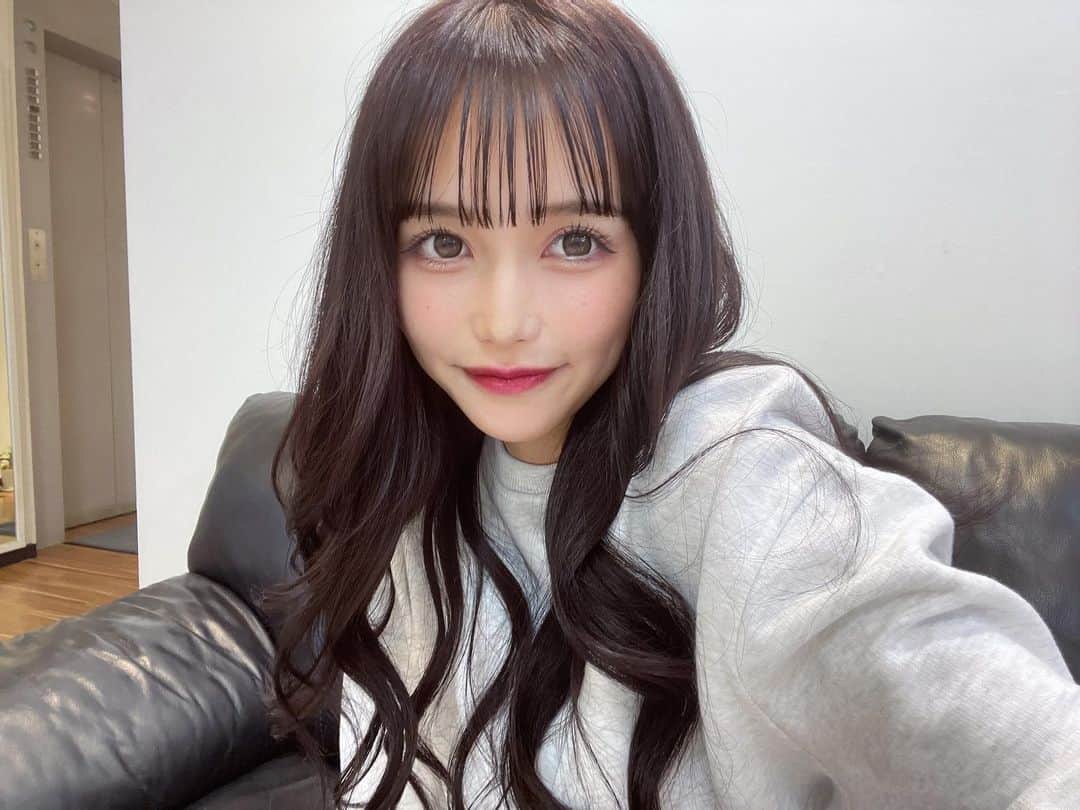 のインスタグラム：「NEWカラー🍷🖤  ワインレッド？パープル？が少し入ってて 秋っぽくてかわいい！！♡ エクステも付け替えてもらった！！サラサラ〜！！  あまみさんありがとう🥹」