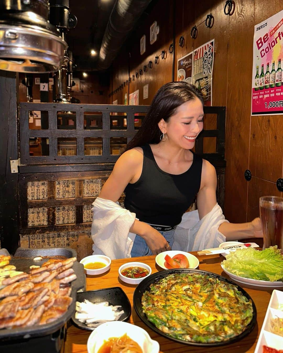 黒田麻理耶さんのインスタグラム写真 - (黒田麻理耶Instagram)「🐷🥬🥢 . 千春(@chiharukoshiba)と新大久保にある 「生サムギョプサル専門店 トマト」でランチ会👩‍❤️‍👩 👉(@yakiniku_tomato)  リアル韓国っぽいこの店内の雰囲気も好き🇰🇷💕 . この日オーダーしたものはコチラ💁‍♀️ ■サムギョプサルセット (4,000円) サムギョプサル2人前、一品料理2品、ソフトドリンク2杯 . 一品料理は海鮮チヂミとユッケジャンスープにしたよ❣️ この海鮮チヂミがとっても美味しかった🥺💚 おかずもこれだけ付いてこの量で1人2,000円はお得👏 . ちなみに、こちらのお店で食事をすると 3階にあるカラオケが1時間無料で使えるみたい😳🎤 韓国料理食べて、KPOPを歌いたくなるね🥹 . #サムギョプサル専門店トマト  #新大久保 #新大久保ランチ  #新大久保グルメ #新大久保韓国料理  #pr  #mariyagourmet」9月10日 20時01分 - mariya_kuroda