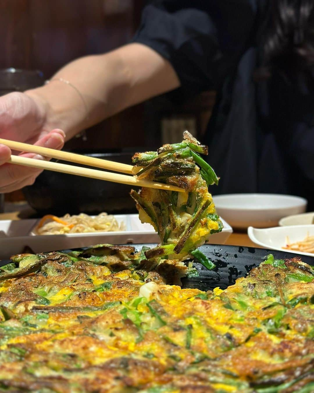 黒田麻理耶さんのインスタグラム写真 - (黒田麻理耶Instagram)「🐷🥬🥢 . 千春(@chiharukoshiba)と新大久保にある 「生サムギョプサル専門店 トマト」でランチ会👩‍❤️‍👩 👉(@yakiniku_tomato)  リアル韓国っぽいこの店内の雰囲気も好き🇰🇷💕 . この日オーダーしたものはコチラ💁‍♀️ ■サムギョプサルセット (4,000円) サムギョプサル2人前、一品料理2品、ソフトドリンク2杯 . 一品料理は海鮮チヂミとユッケジャンスープにしたよ❣️ この海鮮チヂミがとっても美味しかった🥺💚 おかずもこれだけ付いてこの量で1人2,000円はお得👏 . ちなみに、こちらのお店で食事をすると 3階にあるカラオケが1時間無料で使えるみたい😳🎤 韓国料理食べて、KPOPを歌いたくなるね🥹 . #サムギョプサル専門店トマト  #新大久保 #新大久保ランチ  #新大久保グルメ #新大久保韓国料理  #pr  #mariyagourmet」9月10日 20時01分 - mariya_kuroda