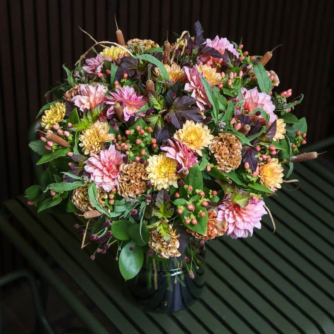 ニコライ・バーグマン・フラワーズ＆デザインのインスタグラム：「A closer look at the Beginning of Autumn Bouquet from this week’s #FridayFlowers . . . . . . #nicolaibergmann #flowerdesign #ニコライバーグマン #フラワーデザイン #니콜라이버그만 #꽃다발 #букетцветов #ramosdeflores #blumenstrauß #北欧デザイン #北欧インテリア」