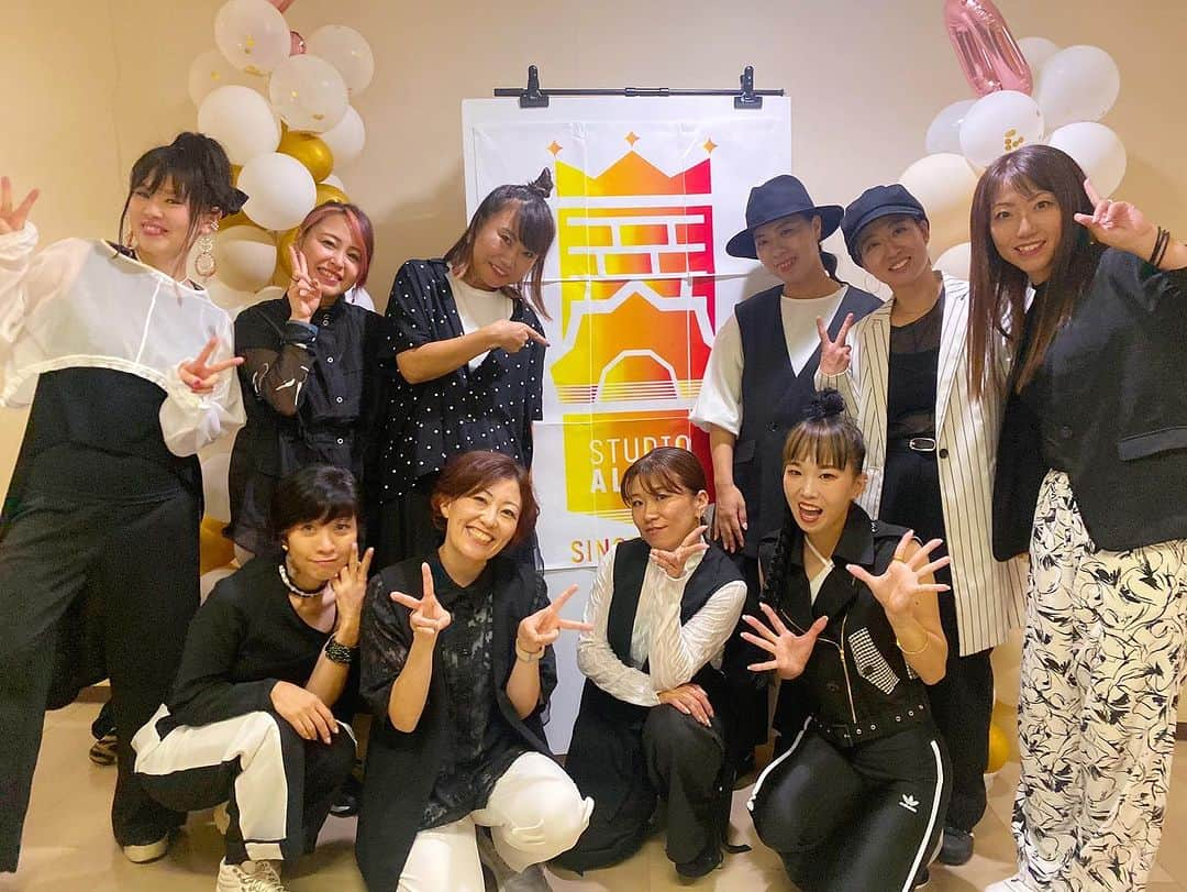 RINGOのインスタグラム：「スタジオ アルファ @studioalpha_official  20周年発表会✨  元インストラクター女子チーム作品で踊らせていただきました。  動画もらって練習して爆笑して 1回みんなを笑わせたwリモート練習で爆笑して 前日合流して爆笑して、、 とにかく楽しかった😂😂😂💖  離れて10年くらい経つのに こんな大切なステージに出させてもらってありがとうございました！！！  このスタジオでは キッズ達を教えてたので インストラクターになってたり ハタチこえてたり 高校生なってたり、、！！！  そして今になってダンスの先輩方も キッズ生徒の親御さんも あんまり年齢変わらなかったことを知る、、！！！ 当時はめちゃくちゃ大人やと思ってたけど今となってはそんな変わらない😳  あと自分が子供もってあらためて、 20前半の若輩者によく子供達あずけてくれたはったなあと思いました。 真剣でしたね😌今も昔も！！  ずっとこの場所で頑張ってる生徒さん達親御さん達、先生達、スタジオのみんなみんな 本当にすごいし、大切な場所をつくり続けて下さってありがとうございます✨  いっきに色んな人に会えて、、 ダンス最高ーーーーー！！！！！  毎日は繰り返しだったり つまらない事ばっかりかもしれんけど 振り返ったら大切な時間、日々。 生きてたら必ずまた会える✨ がんばっていきましょー🔥  コータさん、しおりちゃん アルファの皆様 ありがとうございました！！！！！  #justdance  #スタジオアルファ #studioalpha #滋賀 #膳所 #ダンススタジオ」