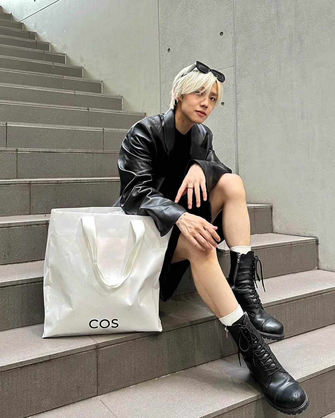 久保田有人さんのインスタグラム写真 - (久保田有人Instagram)「@cosstores_jp @cosstores   9/12 NYFW  AW23 Runway Show開催  素敵なジャケットありがとうございます🥼🩶」9月10日 20時04分 - imyutg