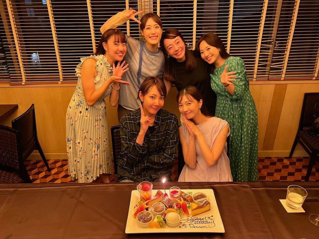 夢咲ねね（赤根那奈）のインスタグラム：「. もう笑いに笑って 最高の夜🥂✨  れんれんのお誕生日もお祝いして、 懐かしの星組のお誕生日ソングも大合唱　笑 8年経っても歌えるなんて🤭 最後もしっかりみんなでハモって。  あの時の時間って何にも変えられない大切な宝物だ😊  #柚希礼音　さん #如月蓮　くん #南風里名　ちゃん #稀鳥まりや　ちゃん #愛水せれ奈　ちゃん」