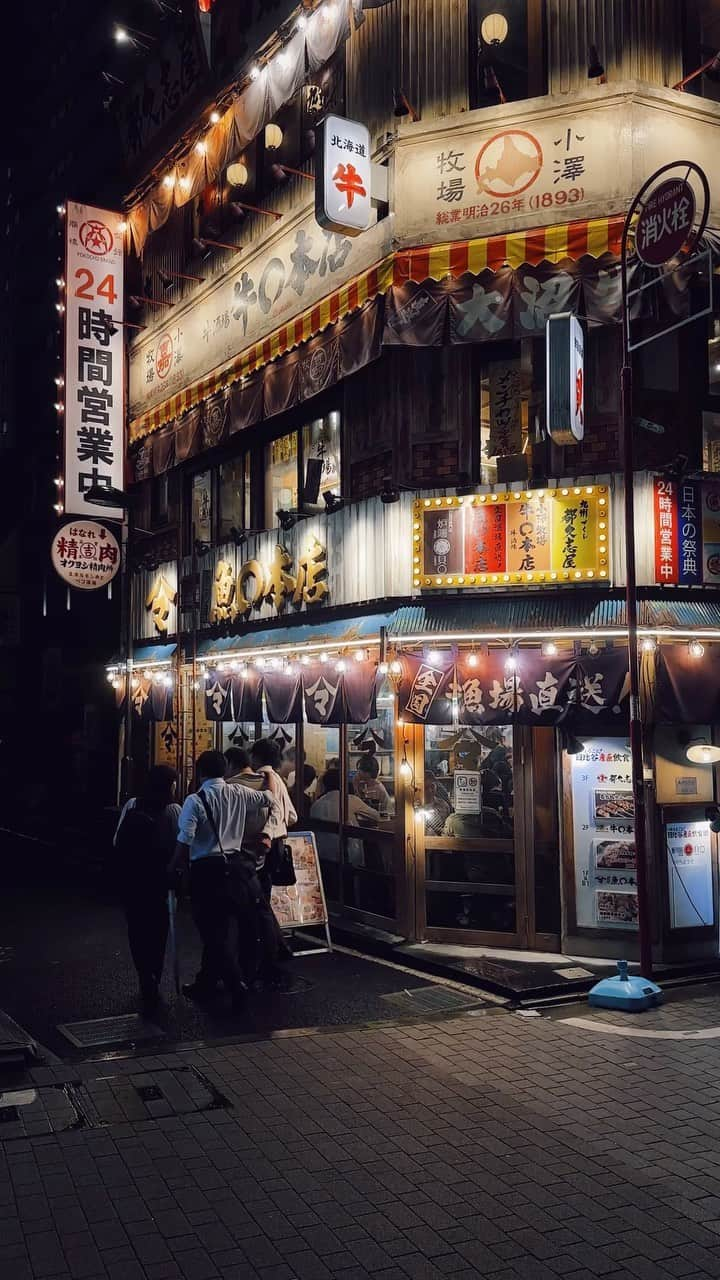 Kaiのインスタグラム：「Celebrations  - A crowd of salarymen were celebrating something, walking by just at the right moment.   #tokyo #japan #nostalgic」