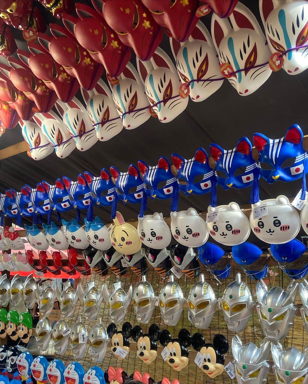 矢沢心のインスタグラム：「☆  お祭りへ🪅  お面を見て その年の流行りを感じる 上の方は しっかりとしたつくりをしている  【鬼退治】の番組の影響で 息子が選んだお面は鬼👹♪  長女はお友だちとお祭りへ。 さらっと行って 帰宅後宿題をやり白玉作り 笑い声が響く平和な時間🕊️  次女はお友だちと子ども神輿。 蒸し暑いなか練り歩いた後は 汗を拭きながらねラムネ🫧 笑顔いっぱいでした♡  あっという間に大きくなり お友だちと行くようになり 成長に嬉しく 時にさみしく 繋いでくる手をみて 胸がきゅんとなり その瞬間を目に焼き付ける  #友に感謝 #育児記録」