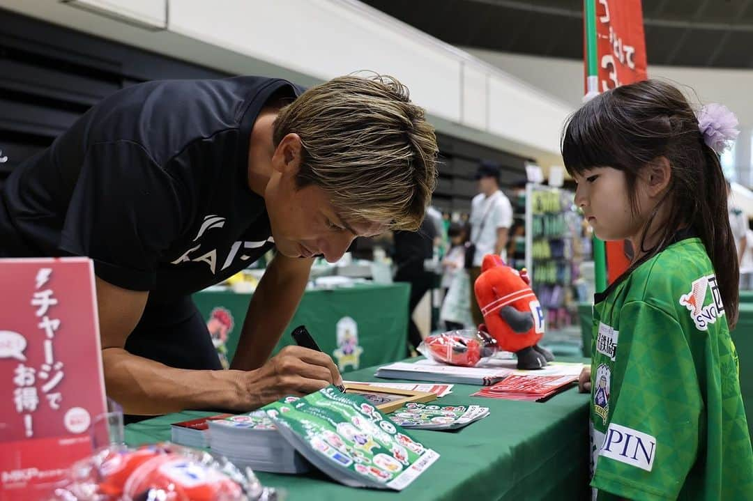 ＦＣ岐阜さんのインスタグラム写真 - (ＦＣ岐阜Instagram)「. FC岐阜2023ファン感謝祭💚  たくさんのご来場誠にありがとうございました☺️🌈  #FC岐阜 #名鉄協商 #コッペ亭 #RAZZOLI」9月10日 20時08分 - fcgifu