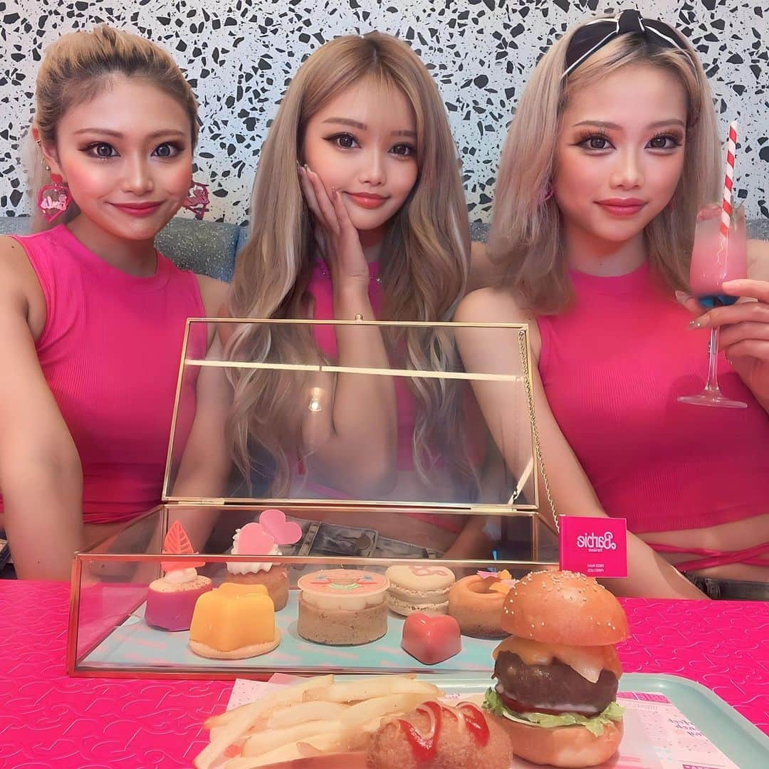 ゆうさんのインスタグラム写真 - (ゆうInstagram)「.  #Barbie #バービーカフェ #wosaka #ギャル #バービー #ピンクコーデ」9月10日 20時08分 - yuu_burlesque