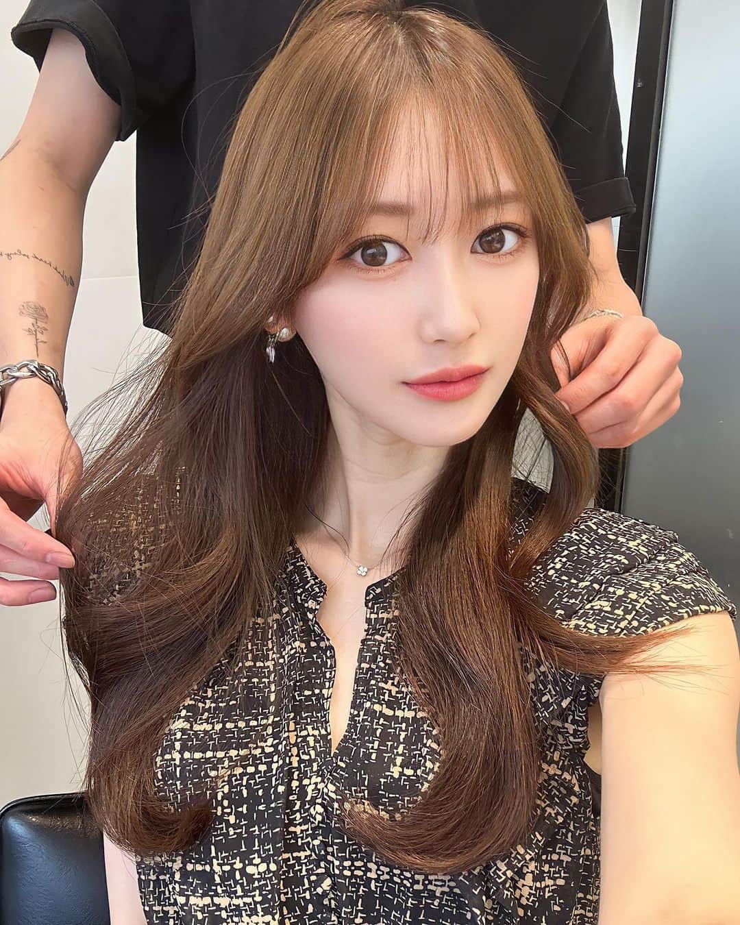 のインスタグラム：「保存を必ずお願い致します 顔まわりのこだわりがあるので 必ず可愛くなります カウンセリングの際に 【カラー・仕上げ】僕があなたに合わせて必ず可愛くします お出かけ前に是非  #渋谷美容室 #くびれヘア#渋谷 #ワンホンヘア#顔周りカット」