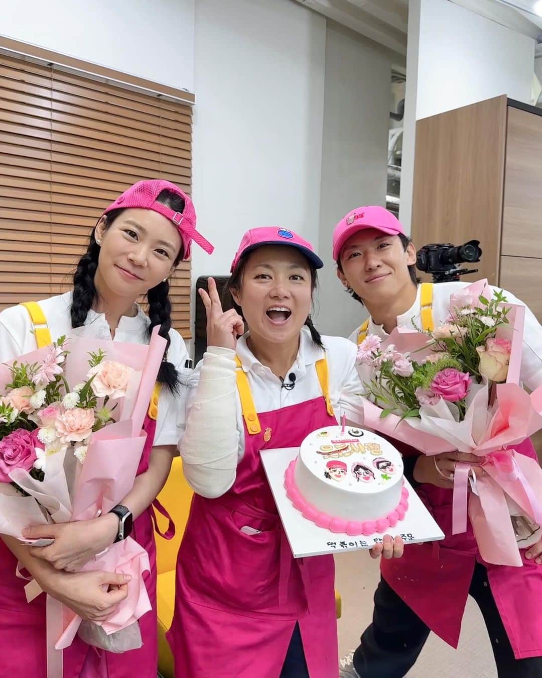 ハン・スンヨンのインスタグラム：「#웃는사장 분식집 마지막 영업까지 종료❤️ 정말 애정합니다- 경력 통틀어 가장 하드했던 웃는사장. 벌써 보고싶어요- @wooju1025 @dex_xeb」