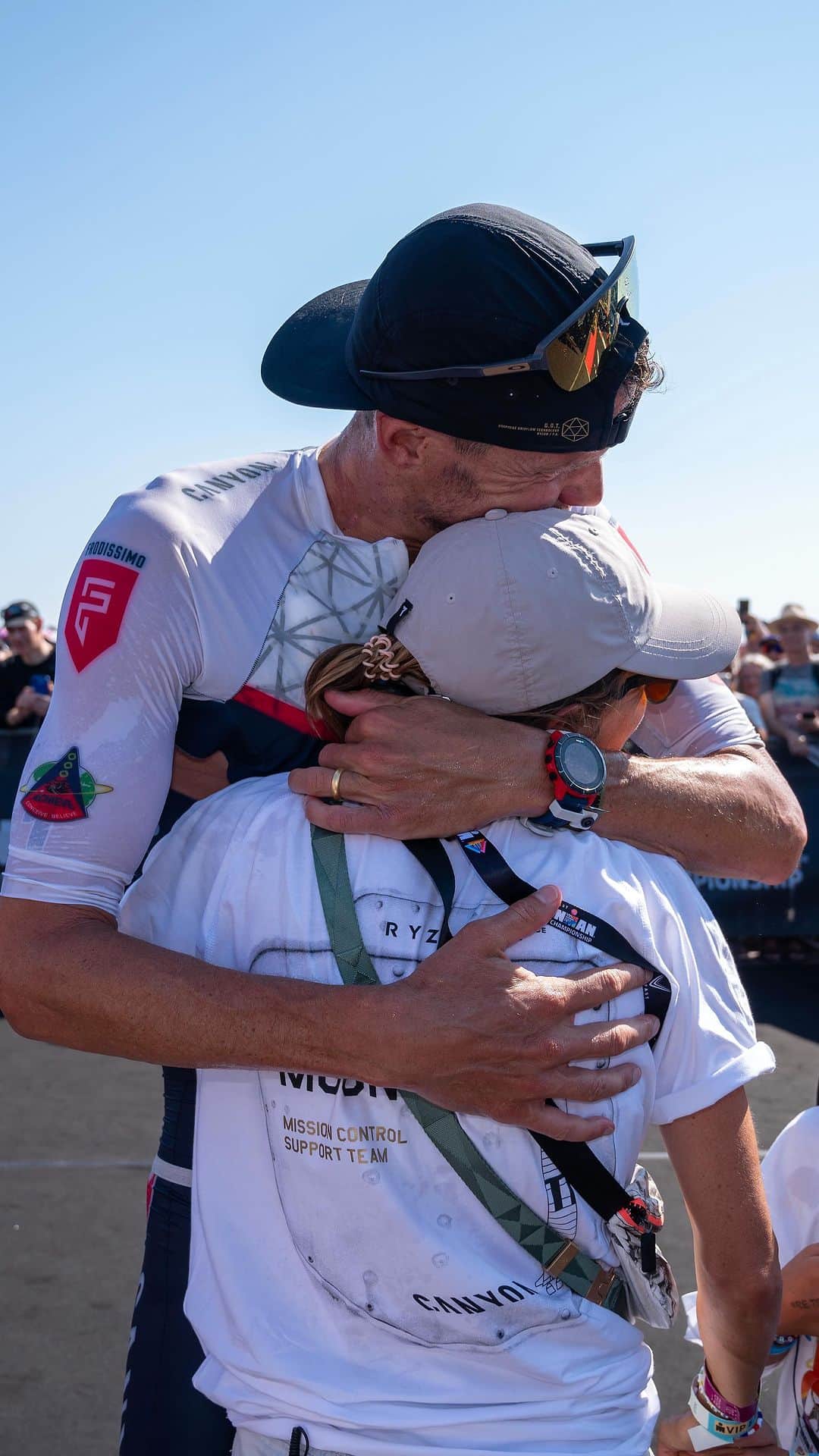 ホカオネオネのインスタグラム：「Its been a hard race so far, but Jan Frodeno is not giving up.   Jan heads out on the 4-loop HOKA run course after an embrace with his family ❤️  #IMWC2023」