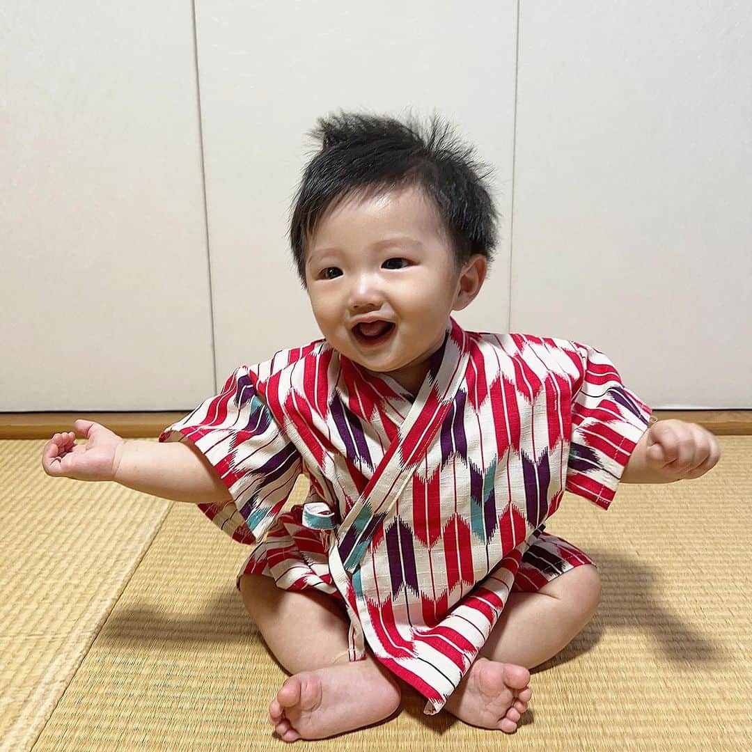 菊田真衣子のインスタグラム：「・ 載せようと思って後回しになっていた… 初の盆踊り息子ver👶🏻 甚平くん！！！🩵  そして、今日は生後200日となる記念すべき日に 一本目の歯が生えてきたのを確認した！🦷🤍 (#6m19d )  #6ヶ月#子育てぐらむ#赤ちゃんのいる生活 #赤ちゃんのいる暮らし#6ヶ月baby#6ヶ月ベビー #ベビー#生後6ヶ月#女の子ママ#新米ママ#成長記録 #年子姉弟#2人育児#年子ベビー#年子姉弟#二児の母 #男の子ママ#年子#二児のママ#ベビー年子育児#赤ちゃん #甚平#甚平ベビー#夏祭り#お祭り#初盆踊り#盆踊り　 #歯が生えてきた」