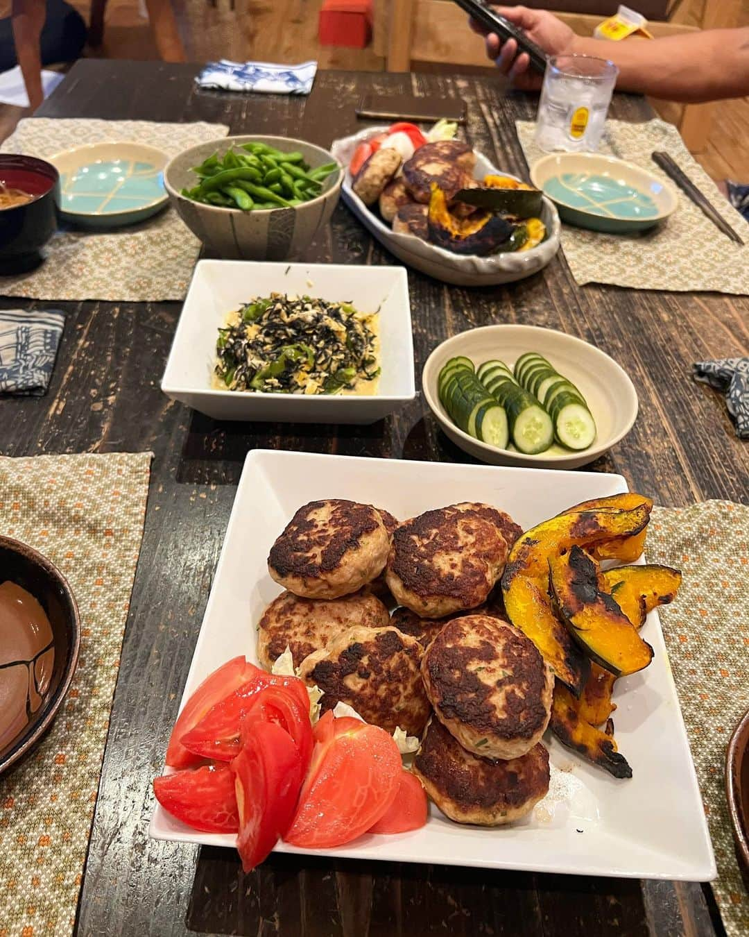 井上咲楽のインスタグラム：「実家ご飯！ 今日明日が栃木で仕事なので、実家に帰省しています。  益子の夜は涼しいな〜。扇風機だけですごせて気持ちがいい  つくねハンバーグにぬか漬けに、ほっとする味を食べると帰ってきたな〜と思います！  #いのさくの暮らし  #おうちごはん」