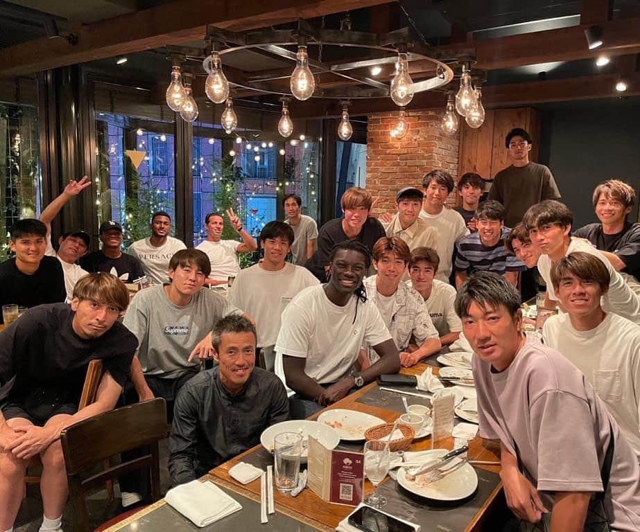 レアンドロ・ダミアン・ダ・シウバ・ドス・サントスのインスタグラム：「Family @kawasaki_frontale 🩵🐬」