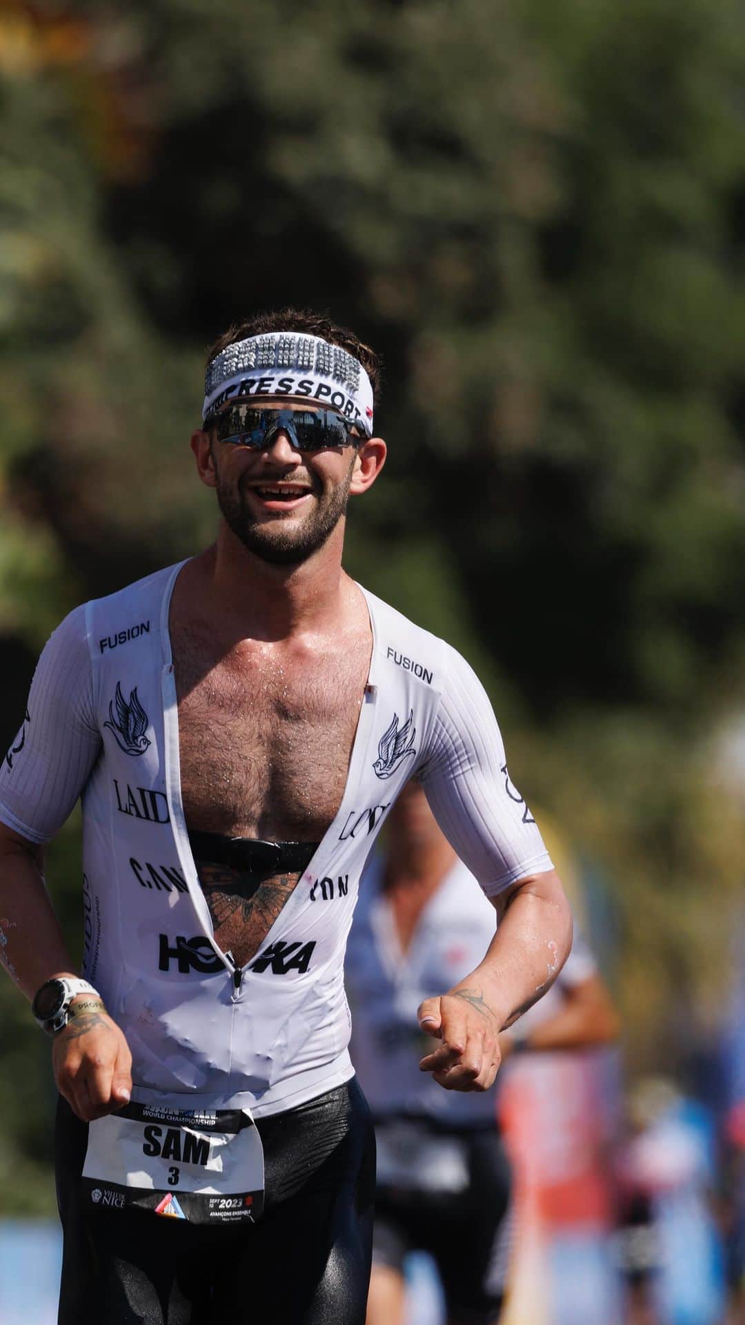 ホカオネオネのインスタグラム：「Is this Sam’s time?🏆  Sam Laidlow leads the VinFast IRONMAN World Championship by 5 minutes at 16.5km and doesn’t look like slowing🔥  #IMWC2023 #IRONMANtri」