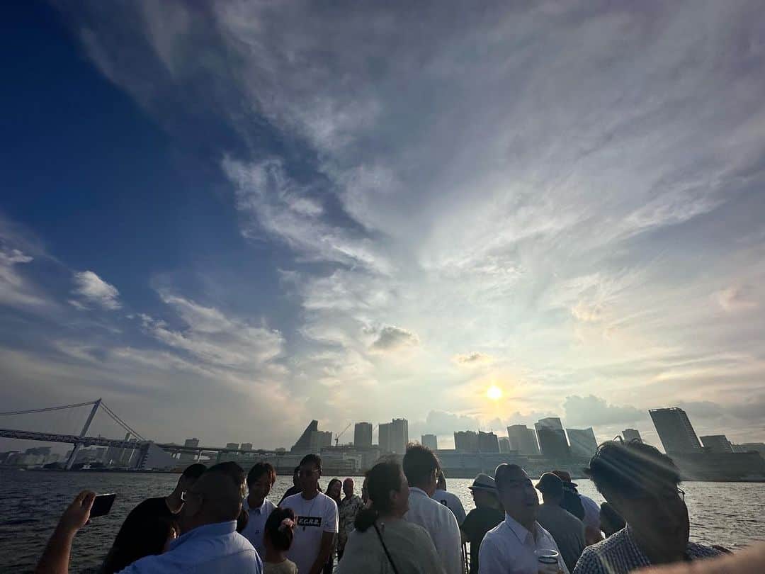 JILLのインスタグラム：「2023年夏。 また忘れられない思い出が 重なりました。  この夕暮れは素敵過ぎた。 バンジョーとアコーディオンの 即興のコラボも最高。 クルージング、いいねぇ💕　  ———————————— #09月09日新宿高島屋 #09月30日billboardlive横浜 #10月03日billboardlive大阪 #10月29日REDROCKS #11月03日西条市ストーンハンマー #11月04日西条市こけら落とし  ———————————— #jillpersonz  #personz  #youtubepersonzチャンネル #note  #jillpersonz  #エアプレ #JILLプレ #ラジオ高崎 #三味線jill屋」