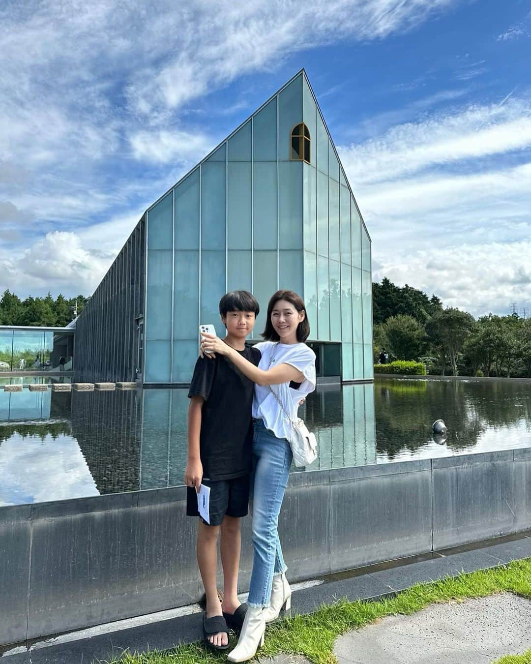 パク・タミのインスタグラム：「- 부족한 내게 엄마라는 자격을 주셨던 09년 어느날. 두줄로 찾아왔던 벅찬 감동의 그날이 오늘 유독 생각나고. 스무살 중반, 예배에서의 뜨거움이 뭔지도 모른채 쏟아냈던 눈물도 선연하게 떠오르고.  오늘 하늘, 어쩜 그리도 화창하던지~ 6개월 후 내가 나에게 받을 엽서를 쓰며..   첫번째 두줄 우리 완이와 오늘 받은 말씀 깊이 깊이.」