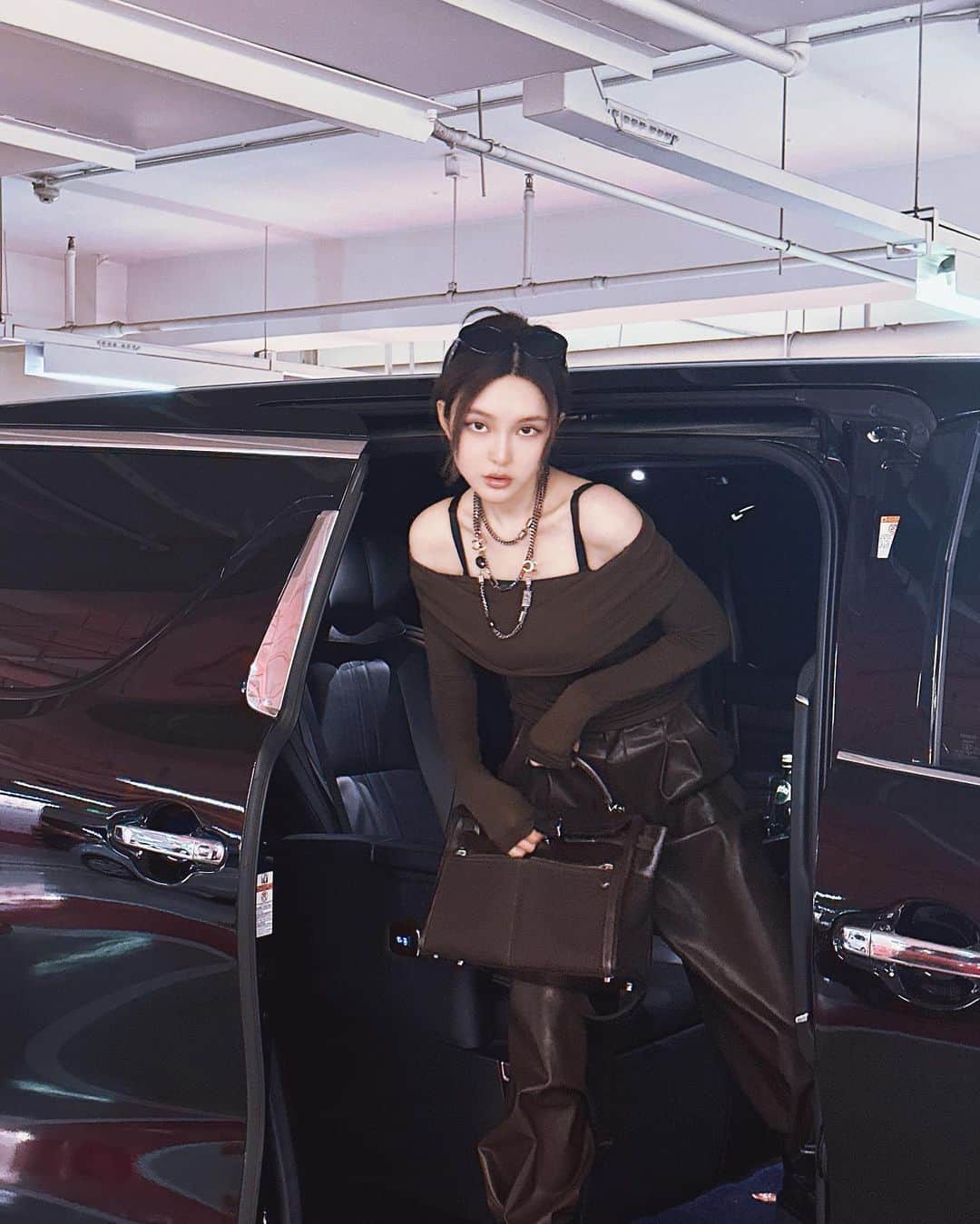 Grace Chowのインスタグラム：「既然大家都不喜欢我当甜妹那我就做回cool girl吧～」