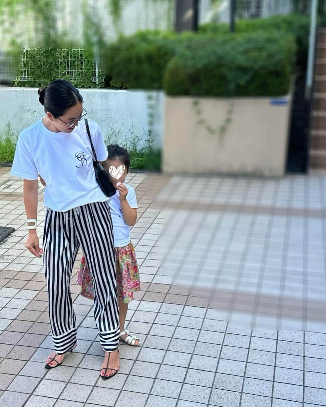 鈴木六夏のインスタグラム：「数年前に出した　@the9shop_211 のEVERYDAY T-shirts を娘とオソロで。 ＆ 可愛すぎて部屋着にとどまらず、ワンマイルウェアとしても活用している　マキちゃんのブランドのしましまパンツ♡  海の後はお肉ランチして家族揃って昼寝！だらだらだらーーー💕💕💕  明日からまた 家事、育児、仕事、人生、 がんばってこーーー👍🏼👍🏼👍🏼😆😆😆」