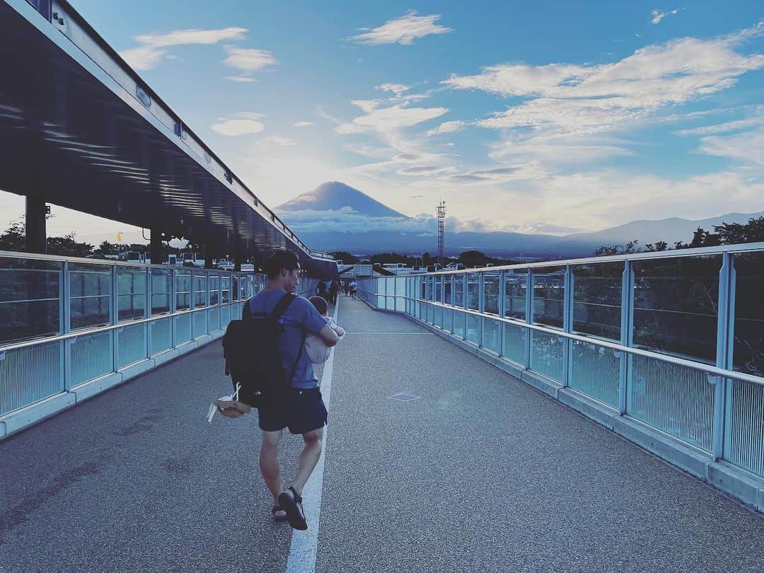 山本憲吾のインスタグラム：「summer vacation🏖️🌻  #夏休み  #shopping  #富士山  #ベビー  #ベビーのいる生活  #ベビーのいる暮らし」