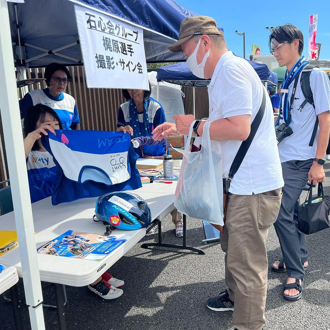 梶原悠未さんのインスタグラム写真 - (梶原悠未Instagram)「Xリーグ始球式🏈 アメフトボール初めて持ってみて、大きくて、ドキドキでしたが成功できました☺️  救急フェス トークショー、サイン会、富士通スタジアム川崎に来てくださった皆様、TEAM Yumi Tシャツをご購入いただいた方々、ありがとうございました💖  とっても楽しかったです🥰  共演してくださった #川崎幸病院 髙橋直樹Dr.、救急救命士 蒲池淳一さん、俳優 #駒木根葵汰 さん @_kiita_0130_ 、優しく接してくださりありがとうございました✨  イベントの様子や髙橋ドクター、アメフト 岩本卓也選手 @takuyaiwmto との対談など、梶原悠未YouTubeチャンネルへ投稿しますので、お楽しみに💗  石心会 理事長 杉山孝博Dr. 貴重なお話しありがとうございました🙇‍♀️  イベントに向けて準備してくださった石心会の皆様、ありがとうございました🙇‍♀️✨  #cycling #training #sports #athlete #olympia #自転車 #ロードバイク #梶原悠未 #救急の日 #TEAMYumi #石心会 #川崎幸病院 #救急フェス #xleague #アメフト #Americanfootball #富士通スタジアム川崎 #川崎」9月10日 20時21分 - yumi_kajihara