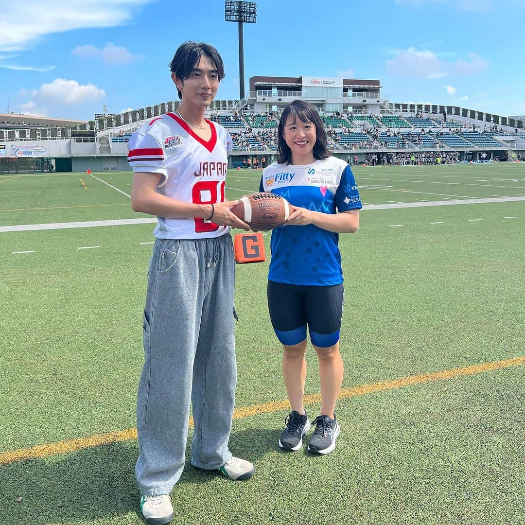 梶原悠未さんのインスタグラム写真 - (梶原悠未Instagram)「Xリーグ始球式🏈 アメフトボール初めて持ってみて、大きくて、ドキドキでしたが成功できました☺️  救急フェス トークショー、サイン会、富士通スタジアム川崎に来てくださった皆様、TEAM Yumi Tシャツをご購入いただいた方々、ありがとうございました💖  とっても楽しかったです🥰  共演してくださった #川崎幸病院 髙橋直樹Dr.、救急救命士 蒲池淳一さん、俳優 #駒木根葵汰 さん @_kiita_0130_ 、優しく接してくださりありがとうございました✨  イベントの様子や髙橋ドクター、アメフト 岩本卓也選手 @takuyaiwmto との対談など、梶原悠未YouTubeチャンネルへ投稿しますので、お楽しみに💗  石心会 理事長 杉山孝博Dr. 貴重なお話しありがとうございました🙇‍♀️  イベントに向けて準備してくださった石心会の皆様、ありがとうございました🙇‍♀️✨  #cycling #training #sports #athlete #olympia #自転車 #ロードバイク #梶原悠未 #救急の日 #TEAMYumi #石心会 #川崎幸病院 #救急フェス #xleague #アメフト #Americanfootball #富士通スタジアム川崎 #川崎」9月10日 20時21分 - yumi_kajihara