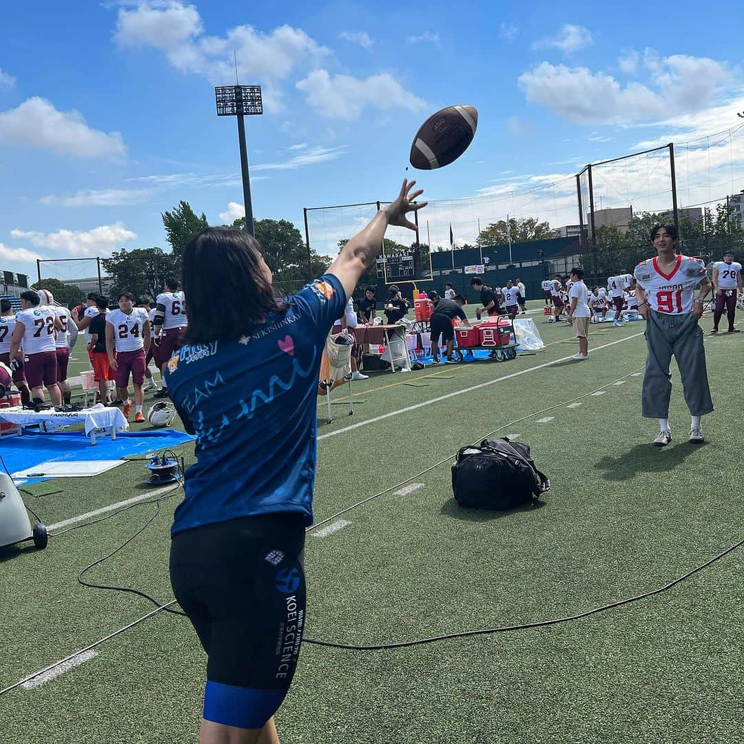 梶原悠未さんのインスタグラム写真 - (梶原悠未Instagram)「Xリーグ始球式🏈 アメフトボール初めて持ってみて、大きくて、ドキドキでしたが成功できました☺️  救急フェス トークショー、サイン会、富士通スタジアム川崎に来てくださった皆様、TEAM Yumi Tシャツをご購入いただいた方々、ありがとうございました💖  とっても楽しかったです🥰  共演してくださった #川崎幸病院 髙橋直樹Dr.、救急救命士 蒲池淳一さん、俳優 #駒木根葵汰 さん @_kiita_0130_ 、優しく接してくださりありがとうございました✨  イベントの様子や髙橋ドクター、アメフト 岩本卓也選手 @takuyaiwmto との対談など、梶原悠未YouTubeチャンネルへ投稿しますので、お楽しみに💗  石心会 理事長 杉山孝博Dr. 貴重なお話しありがとうございました🙇‍♀️  イベントに向けて準備してくださった石心会の皆様、ありがとうございました🙇‍♀️✨  #cycling #training #sports #athlete #olympia #自転車 #ロードバイク #梶原悠未 #救急の日 #TEAMYumi #石心会 #川崎幸病院 #救急フェス #xleague #アメフト #Americanfootball #富士通スタジアム川崎 #川崎」9月10日 20時21分 - yumi_kajihara