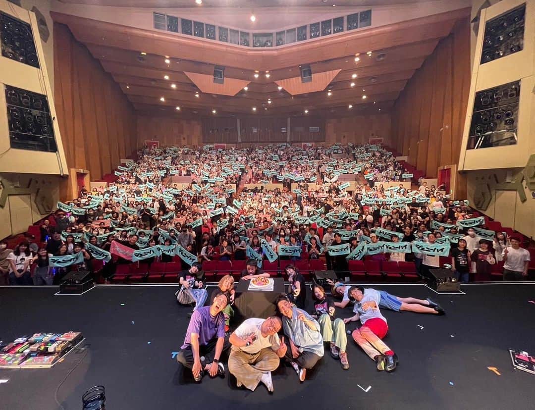 小籔千豊のインスタグラム：「福岡ジェニーハイでした ネルソンズがきてくれたよ ありがとう #福岡のみなさんセンキューセンキュー」