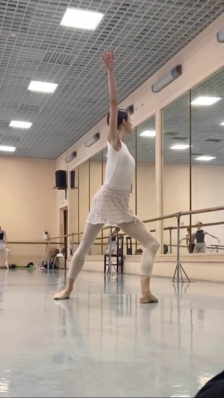 マリア・コーレワのインスタグラム：「Company class vibes 🤍 We’re back at the Mariinsky 🙏🏻 Ballet flats and pointe shoes as always by @bloch_eu @blochdanceusa 🩰   Атмосфера утреннего театрального урока 🤍 Артисты вернулись в Мариинский 🙏🏻 Мягкие туфли и пуанты у меня как всегда @bloch_eu @blochdanceusa 🩰」