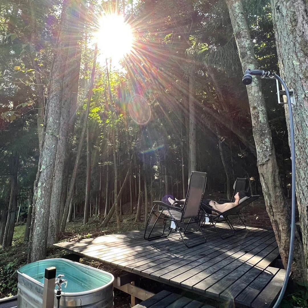 endoyukako さんのインスタグラム写真 - (endoyukako Instagram)「#おすすめ宿シリーズ 河口湖のプライベート貸別荘 @thetimefuji . . 都内から車で1時間半ほど。 河口湖の森の中にある サウナ付き貸別荘🧖‍♀️ 自然に囲まれたお宿で 最大7名まで宿泊可能。 できたばかりの施設なので まだ新しくて快適だし 和を取り入れた空間も とってもおしゃれでした🥹 テラスもありBBQも可能。 宿泊に必要なものは 一通り揃っているので フラッと泊まりに行きやすいところも おすすめポイント。 サウナで整って〜 自然に囲まれた場所でのんびりして〜 極楽旅されたいときにぜひ✨ 2枚目お写真はめらっちさんのお借りしました🙇 . . 最近脳みそがうごいておらず 文章あっさり風味でお届けしております (普段が長すぎという話) ============ 𝗉𝗅𝖾𝖺𝗌𝖾 𝖿𝗈𝗅𝗅𝗈𝗐 𝗆𝖾 @123kirin  お酒・おでかけ情報中心に 毎日22時頃更新してます♥ ============  . #河口湖観光  #河口湖旅行  #河口湖グルメ  #河口湖カフェ  #国内旅行  #ばえホテル#茨城ホテル  #カップル旅  #女子旅 #旅スタグラム  #カップル旅行  #グランピング #グランピング女子会  #ご褒美旅行  #貸別荘  #サウナ付きホテル #おすすめホテル #サ旅 #サウナ好き  #kawaguchiko」9月10日 20時29分 - 123kirin