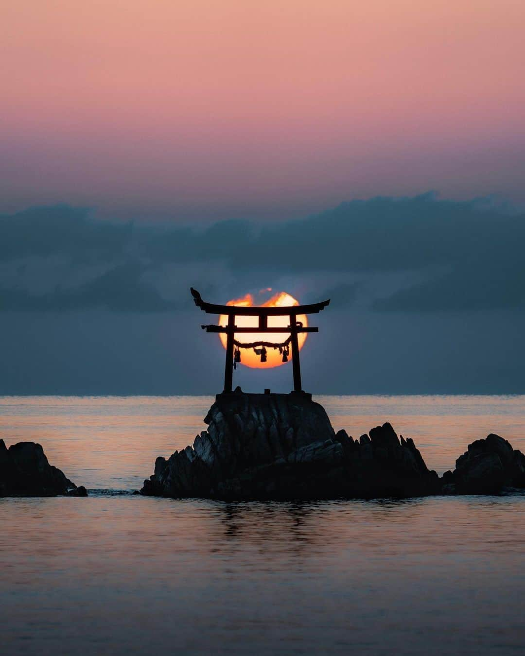 9GAGさんのインスタグラム写真 - (9GAGInstagram)「Torii gates across Japan ⛩️ Follow @voyaged to travel virtually around the 🌍✈️ - 📷 @kohki - #voyaged #9gag #travel #japan #torii」9月10日 20時30分 - 9gag