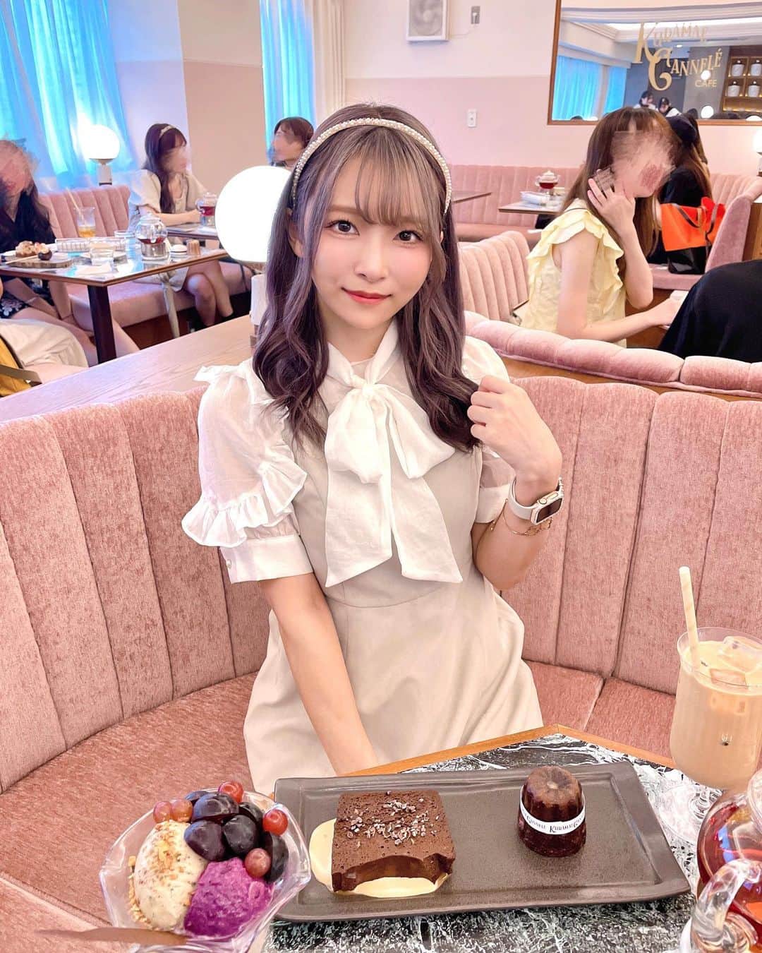 長嶋優里のインスタグラム：「♡ ． 久しぶりに可愛いCafeへ🎀🤍 ． ． 私はカヌレとショコラテリーヌのセット🍫 ． カフェは可愛いし、味もすごく美味しかった✨️ 30分くらい待ったけど涼しい場所で座って待てたので全く苦痛じゃなかった🩵 ． ． ． #kuramaecannele #蔵前カフェ #蔵前カヌレ #カヌレ #ショコラテリーヌ  ． ♡」