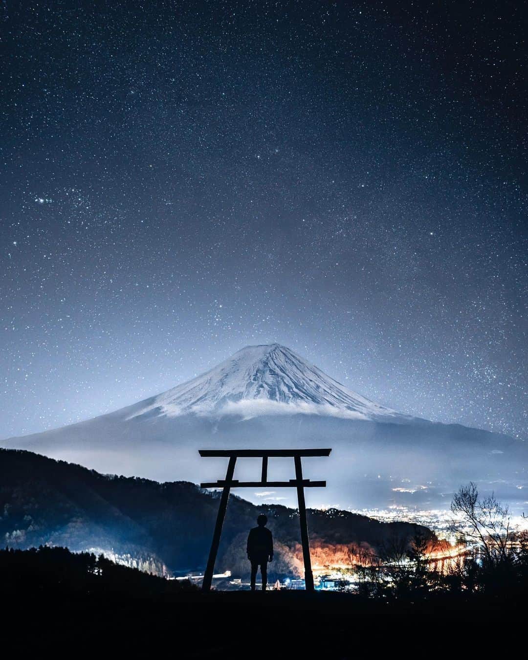 のインスタグラム：「Torii gates across Japan ⛩️ Follow @voyaged to travel virtually around the 🌍✈️ - 📷 @kohki - #voyaged #9gag #travel #japan #torii」