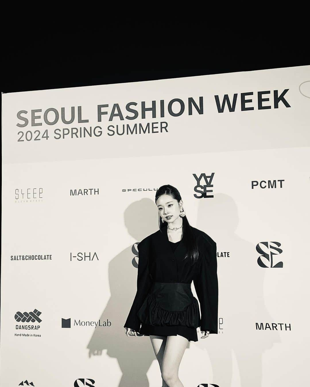 freeジアさんのインスタグラム写真 - (freeジアInstagram)「@ceeann_official @seoulfashionweek_official  초대해주셔서 감사합니다 예쁜 사진도 감사합니다 🙈🖤🖤」9月10日 20時30分 - dear.zia