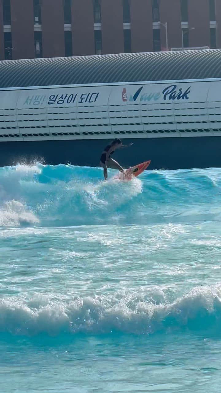 MAIMAIのインスタグラム：「Korea wave park🏄‍♀️🌊 人生初めてのウェーブパーク！✨ 最強に楽しかったし相変わらずコケ方かましてる🤣w 安定の大の字🕺🏾❣️  フルバージョンは是非YouTubeご覧ください✨ YouTubeで気になるアクセス、料金、予約に関して解説してます👍 【まいまいですやん】で検索🔍💕  @wavepark__   📸 Thank you! @manekineko.surf   #wavepark  #waveparkkorea  #人工サーフィン  #waveparks  #まいまいですやん  #波乗り女子  #surfergirl  #surferlife  #ビキニサーフィン #波乗り女子  #人工サーフィン施設  #wavepool  #wavepools  #surfergirl  #surferworld  #韓国サーフィン  #韓国波乗り」