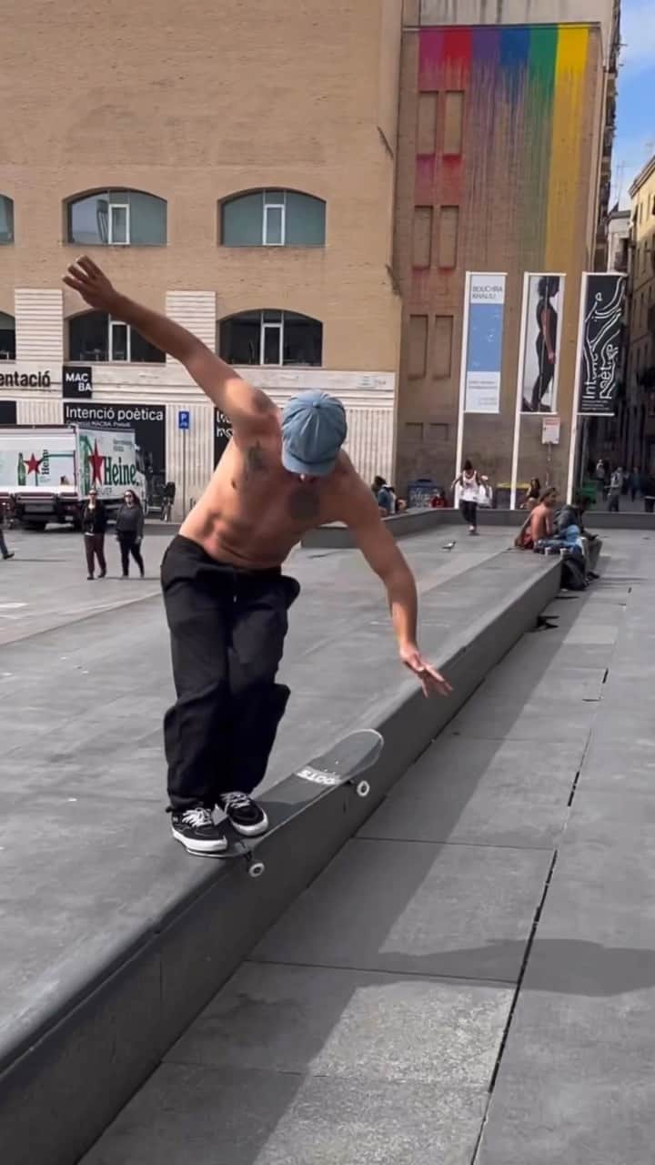 MACBA LIFEのインスタグラム：「Creative ninja @eddyorangetree with a masterpiece  Tag us to be featured 👉🏽#macbalife 👈🏽 -———————— #RESPECTTHEPLAZA #macba #skate #skateboarding #barcelona #bcn #skatebarcelona #skatelife #barceloka ##metrogrammed #skatecrunch #skategram #thankyouskateboarding #❤️skateboarders」