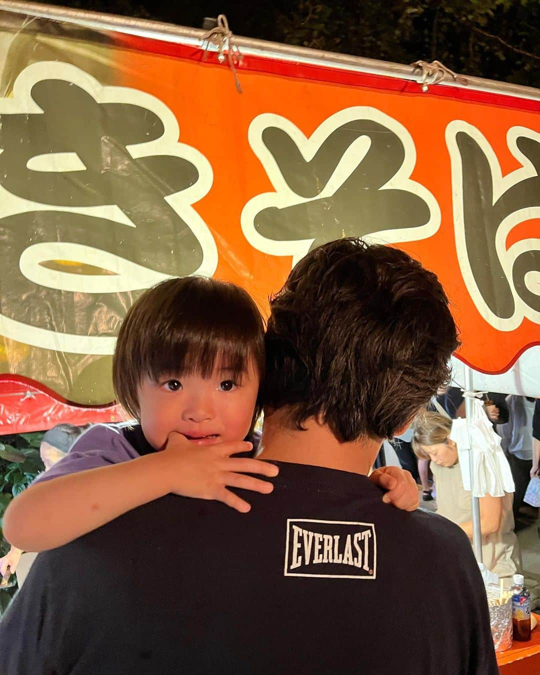 加藤章太郎さんのインスタグラム写真 - (加藤章太郎Instagram)「お祭り⛩️👶 大好物のすももの水飴を3つ食べました！  #まつり #神輿 #娘とデート #奥沢神社例大祭」9月10日 20時41分 - __shotaro__